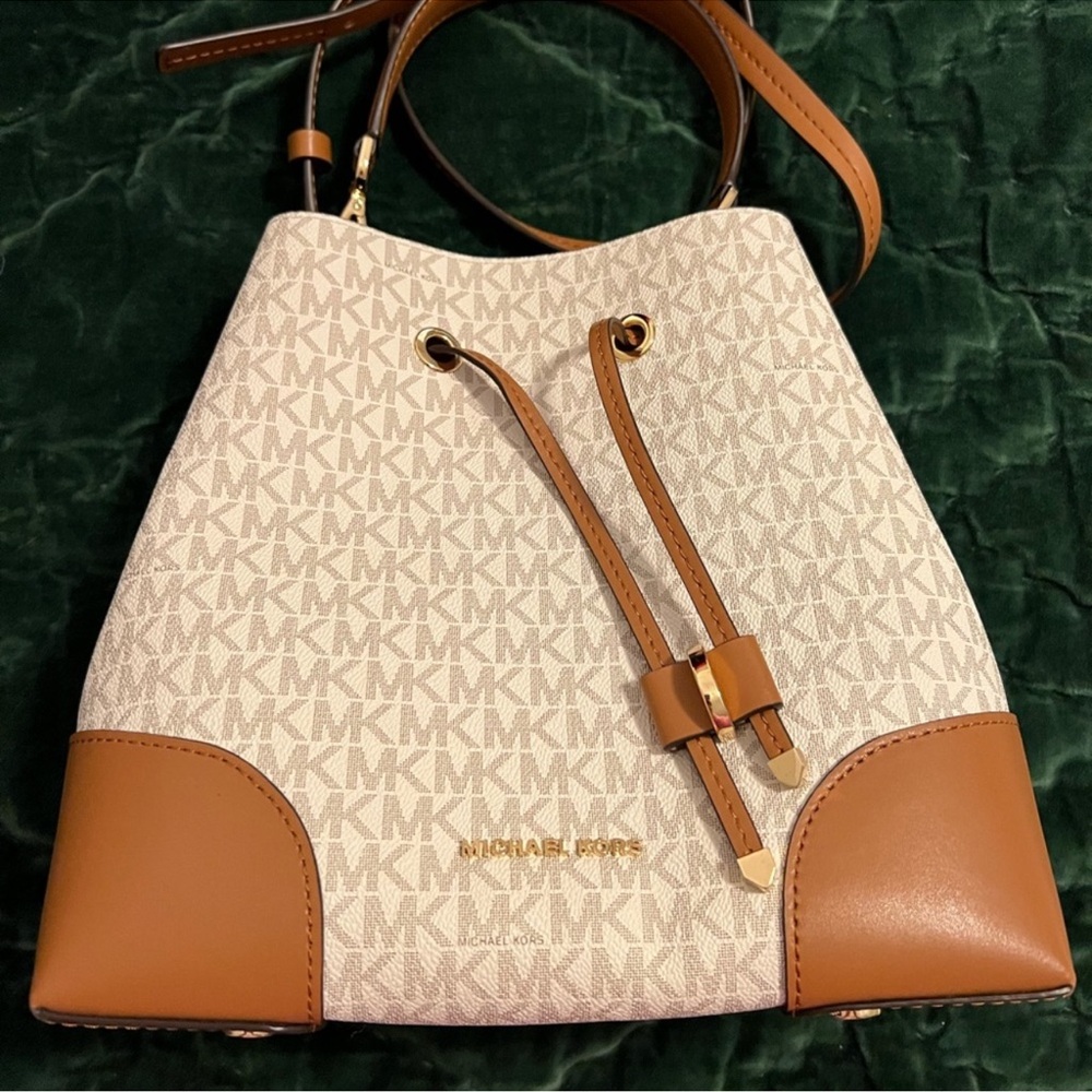 ✨ Michael Kors Jet Set Drawstring Shoulder Bag – Brown & Cream